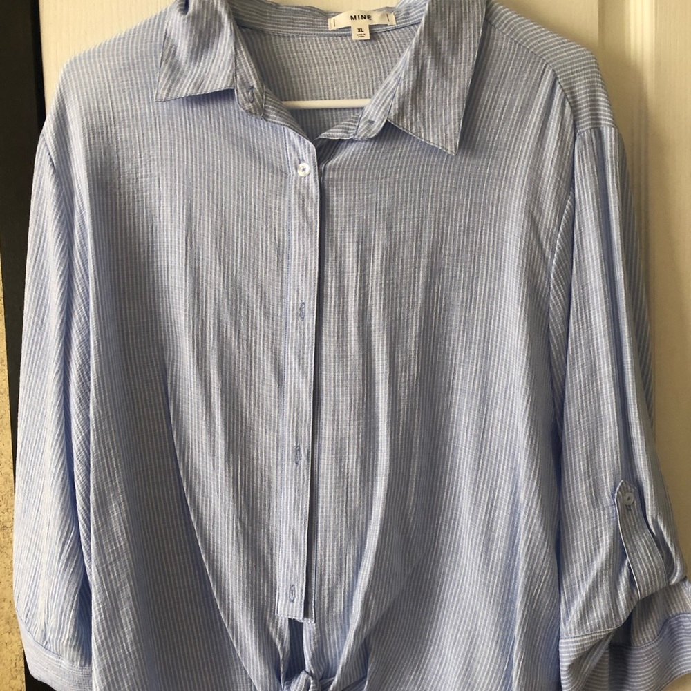 Striped, thin quarter sleeve shirt.